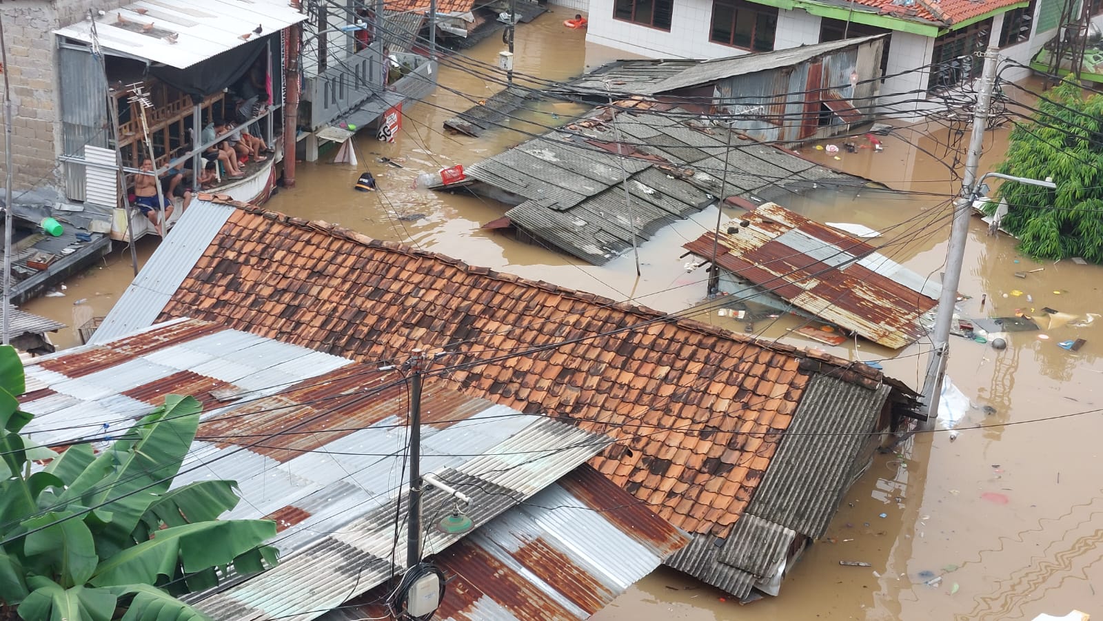Banjir di Jakarta: 32 RT dan 5 Ruas Jalan Terendam, Ribuan Warga Terdampak